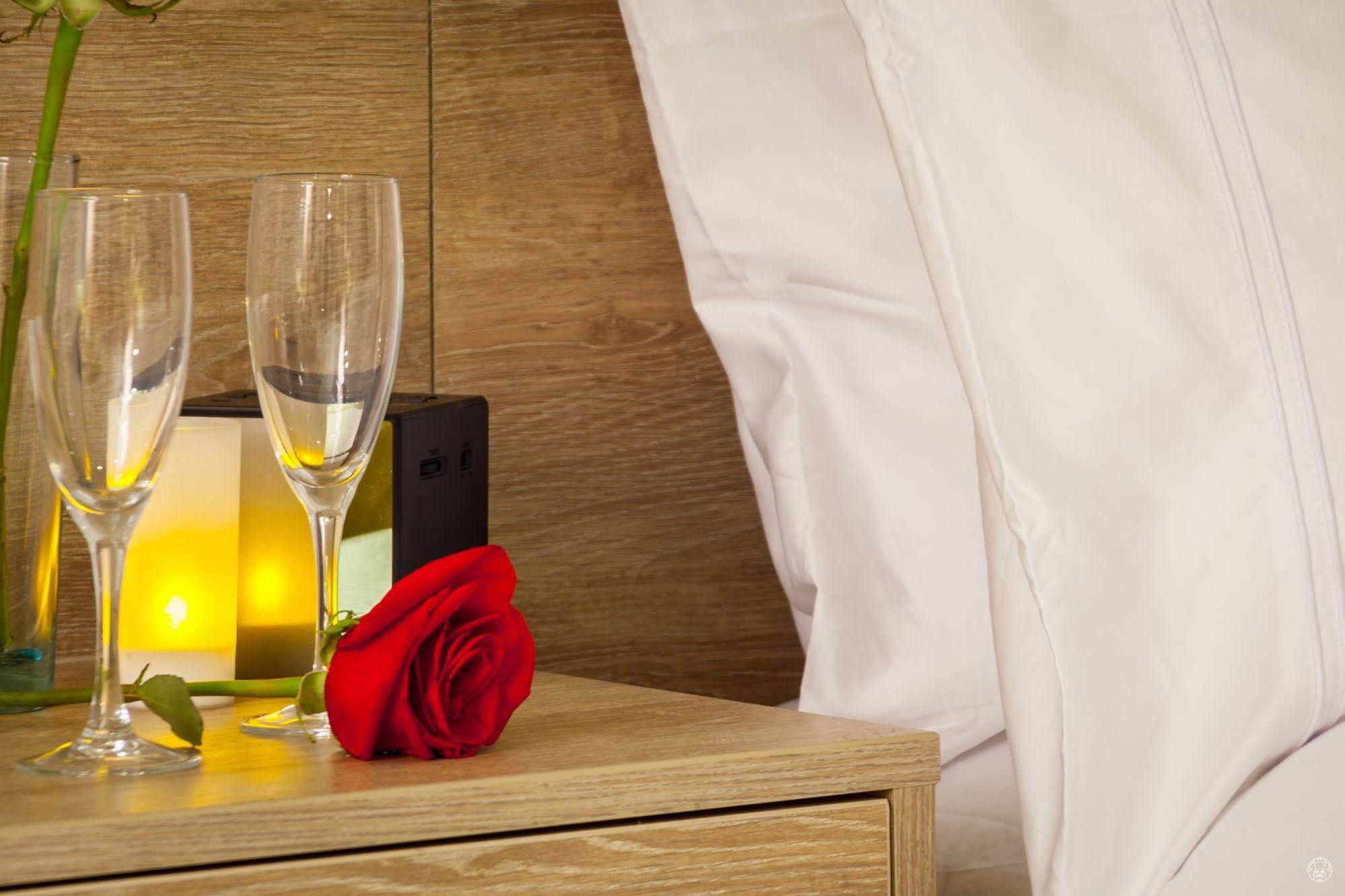 Ghl Collection Barranquilla Hotel מראה חיצוני תמונה A red rose and champagne