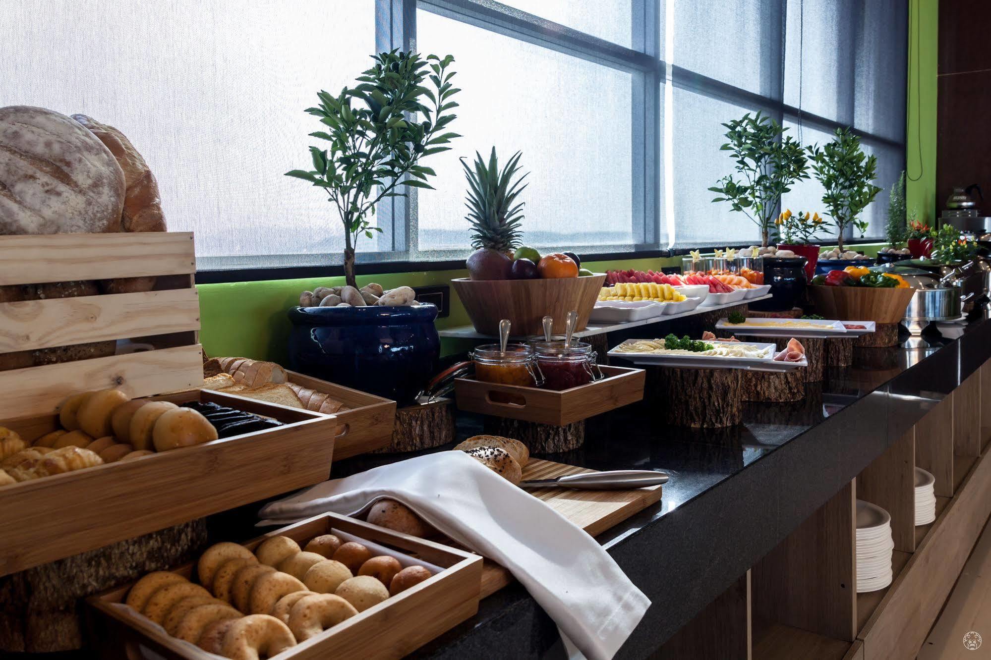 Ghl Collection Barranquilla Hotel מראה חיצוני תמונה A buffet at a hotel