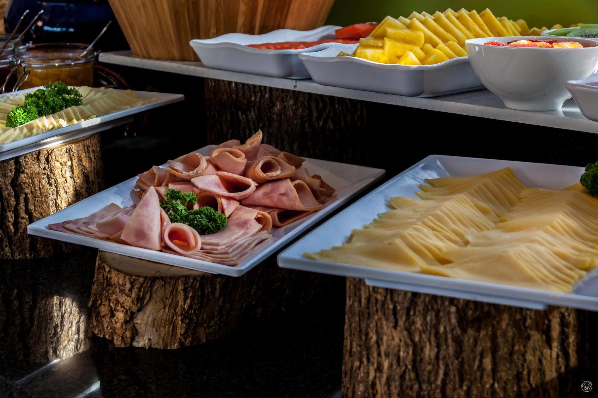 Ghl Collection Barranquilla Hotel מראה חיצוני תמונה A buffet with ham and cheese